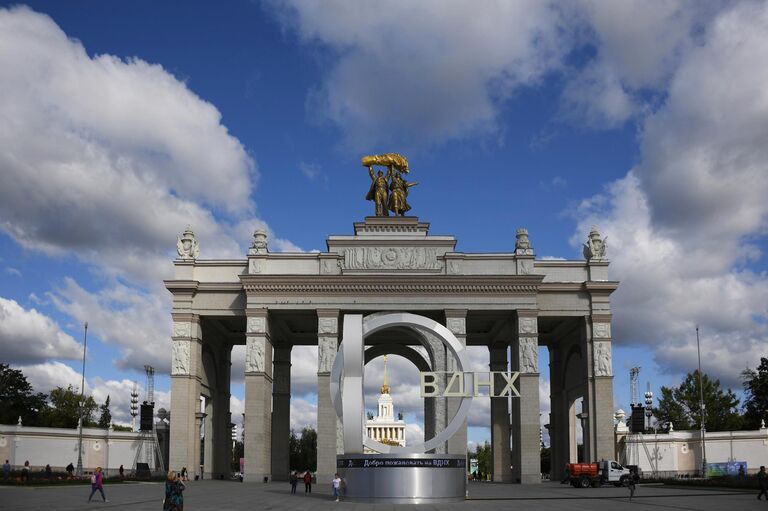 Арка Главного входа ВДНХ в Москве