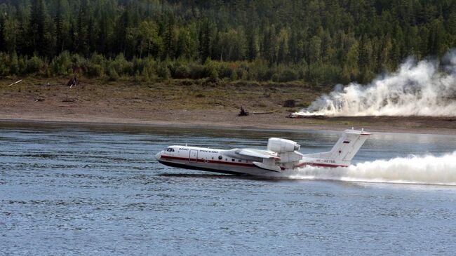 Самолет-амфибия Бе-200 во время тушения лесного пожара в Якутии