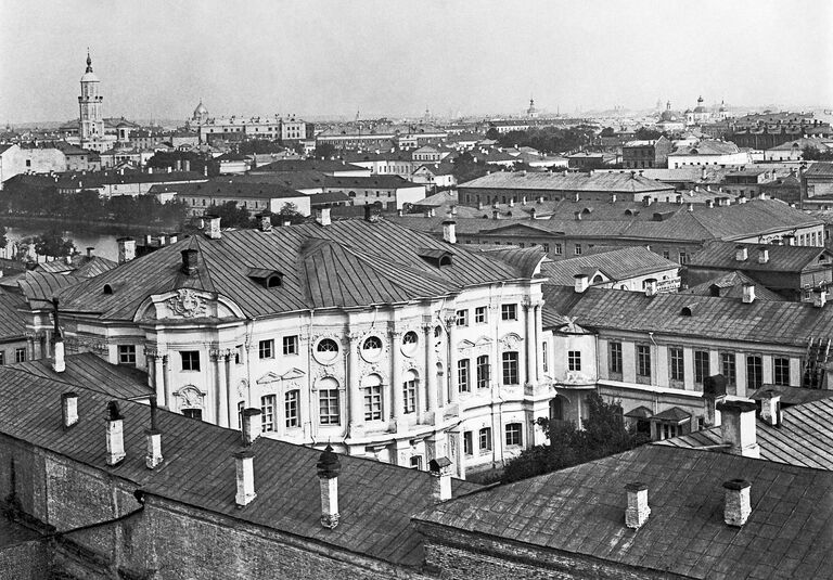 Вид на дом князей Трубецких на улице Покровка в Москве. Построен в 1742 году. 