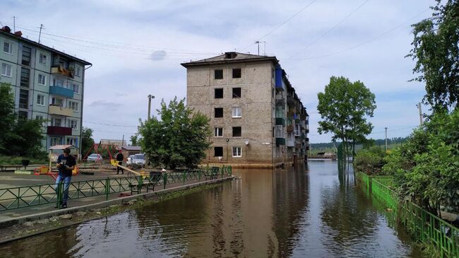 Затопленная улица в городе Тулун в Иркутской области