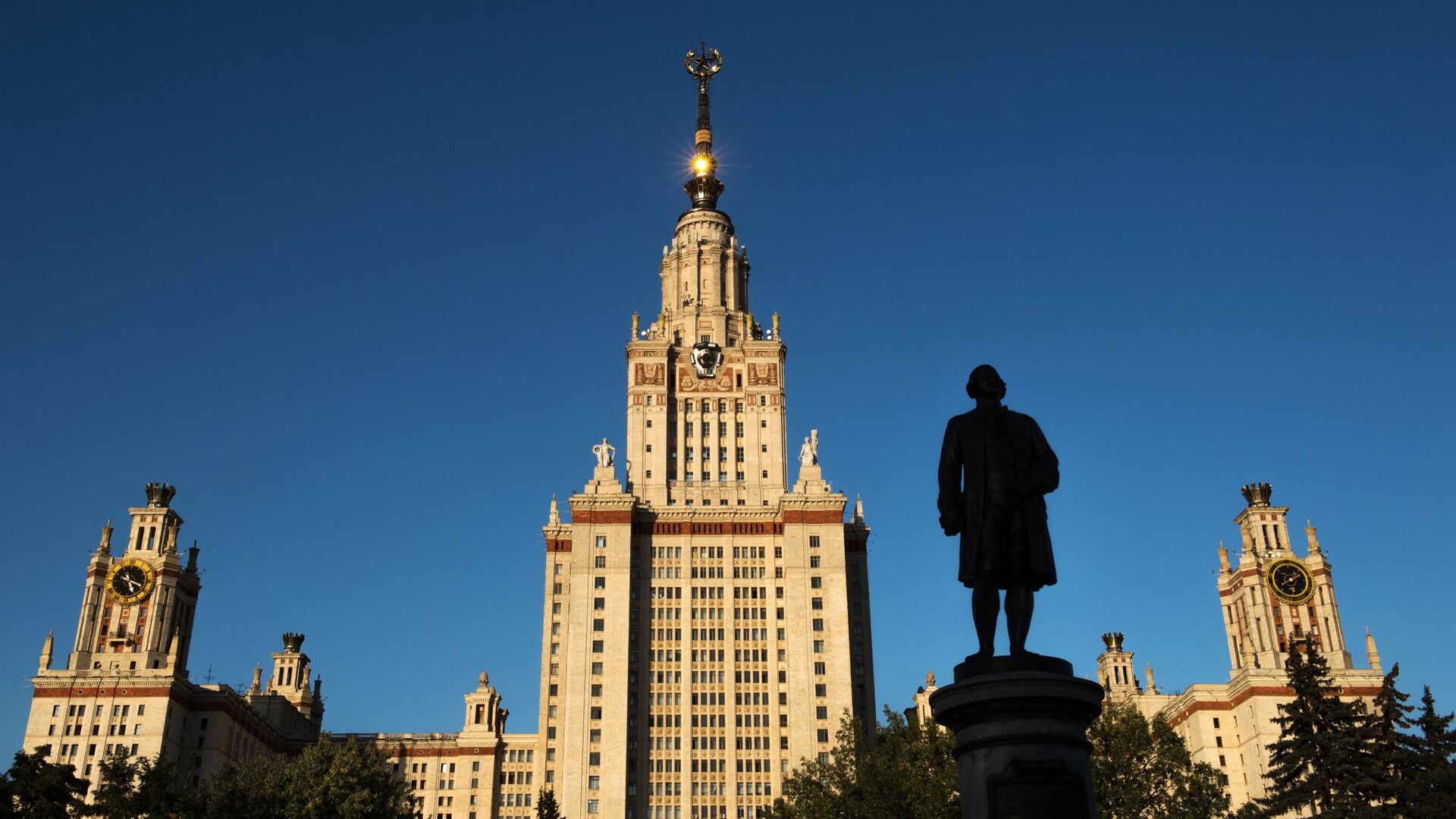 Памятник М.В. Ломоносову перед главным зданием Московского государственного университета на Воробьевых горах в Москве - РИА Новости, 1920, 01.09.2021