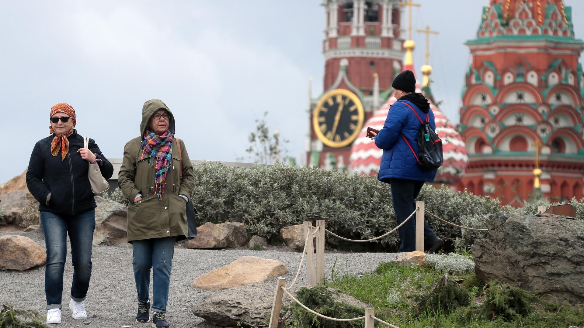 Жители Москвы, одетые в теплые осенние куртки, в парке Зарядье - РИА Новости, 1920, 04.09.2022