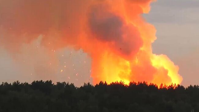 Пожар на складе хранения артиллерийских боеприпасов на территории воинской части в Ачинском районе Красноярского края. Стоп-кадр с видео