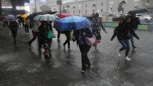 Пешеходы в Москве во время дождя