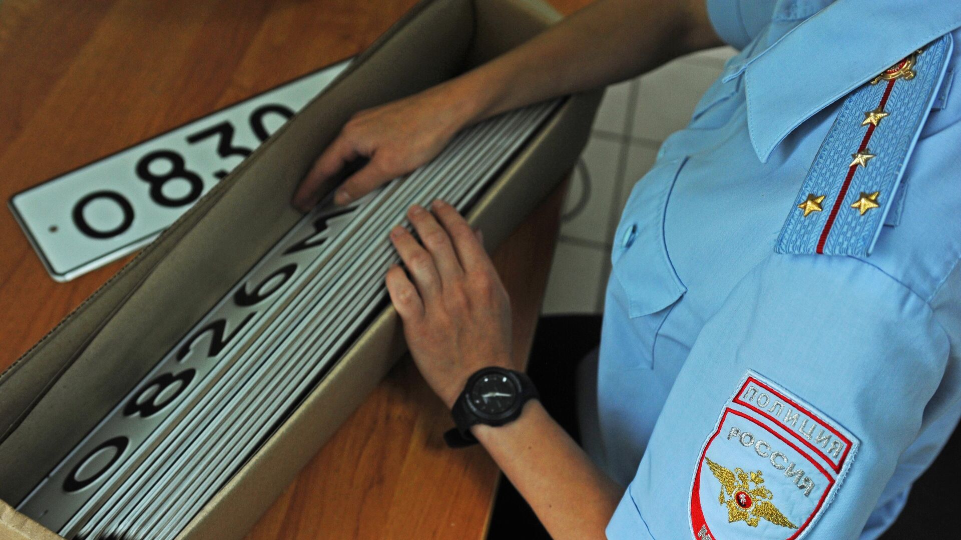 Сотрудник МРЭО ГИБДД УМВД России по Тамбовской области ведет сортировку государственных регистрационных знаков - РИА Новости, 1920, 24.11.2025