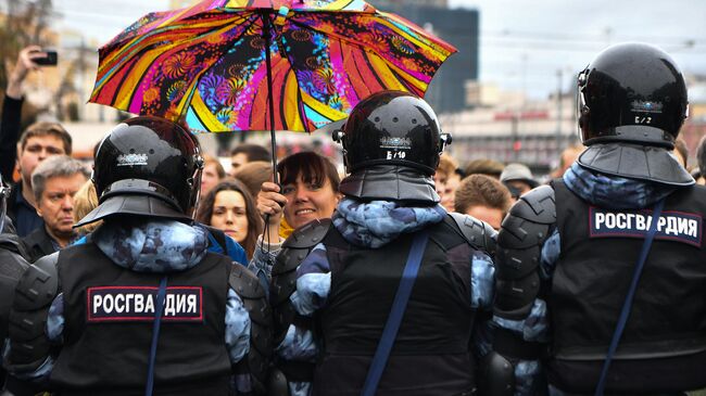 Сотрудники Росгвардии обеспечивают порядок на митинге в поддержку незарегистрированных кандидатов в Мосгордуму на проспекте Академика Сахарова в Москве