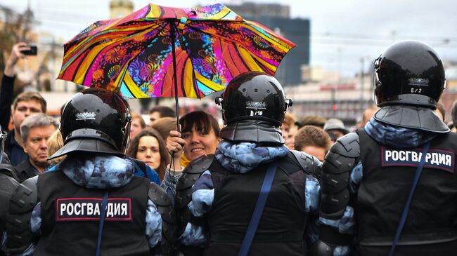 Сотрудники Росгвардии обеспечивают порядок на митинге в поддержку незарегистрированных кандидатов в Мосгордуму на проспекте Академика Сахарова в Москве