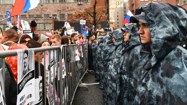 Сотрудники Росгвардии обеспечивают порядок на митинге в поддержку незарегистрированных кандидатов в Мосгордуму на проспекте Академика Сахарова в Москв