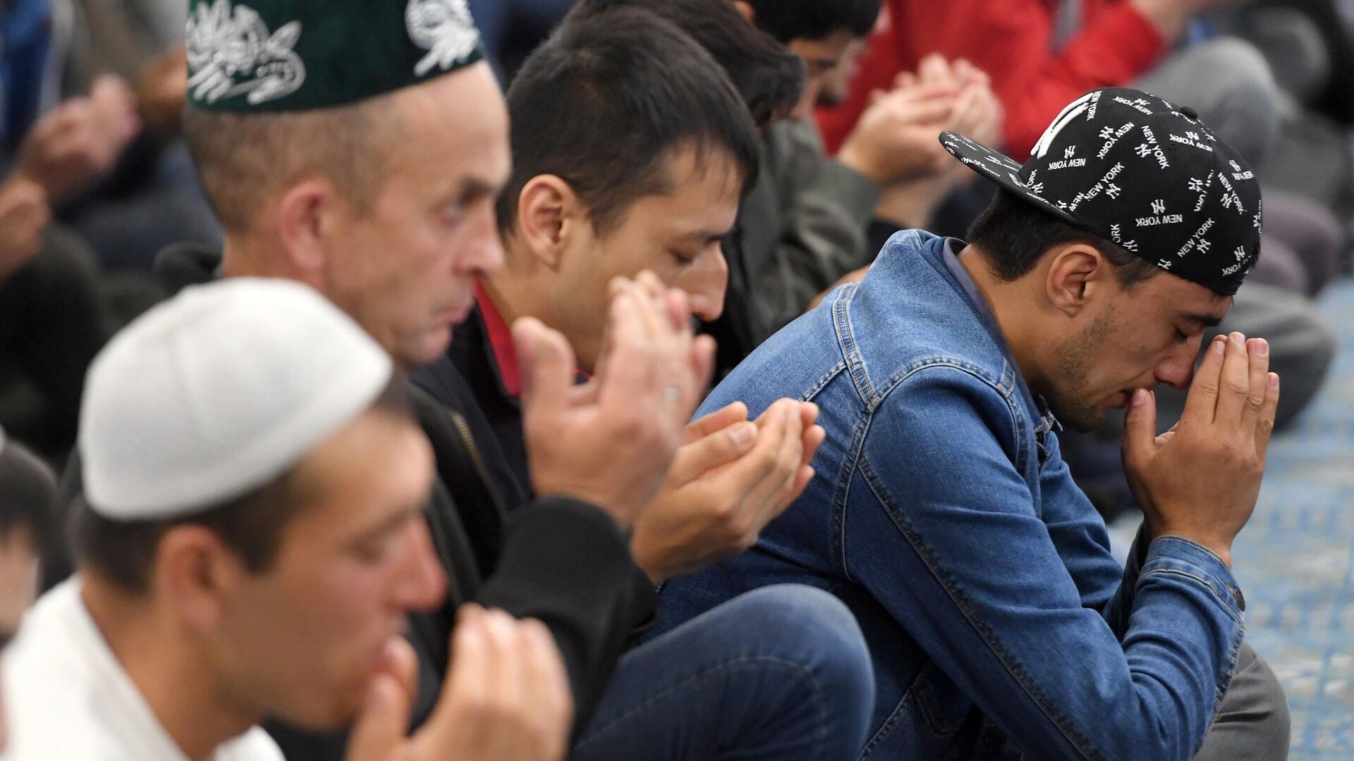 Верующие на намазе в праздник Курбан-Байрам в казанской мечети Кул-Шариф Верующие на намазе в праздник Курбан-Байрам в казанской мечети Кул-Шариф - РИА Новости, 1920, 06.06.2025