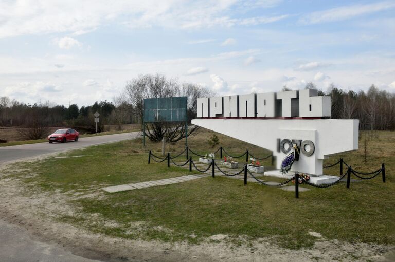 Стела с надписью Припять 1970 на территории зоны отчуждения Чернобыльской АЭС