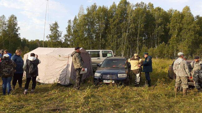 Волонтеры и сотрудники полиции во время поисков трехлетнего мальчика, пропавшего в Омской области