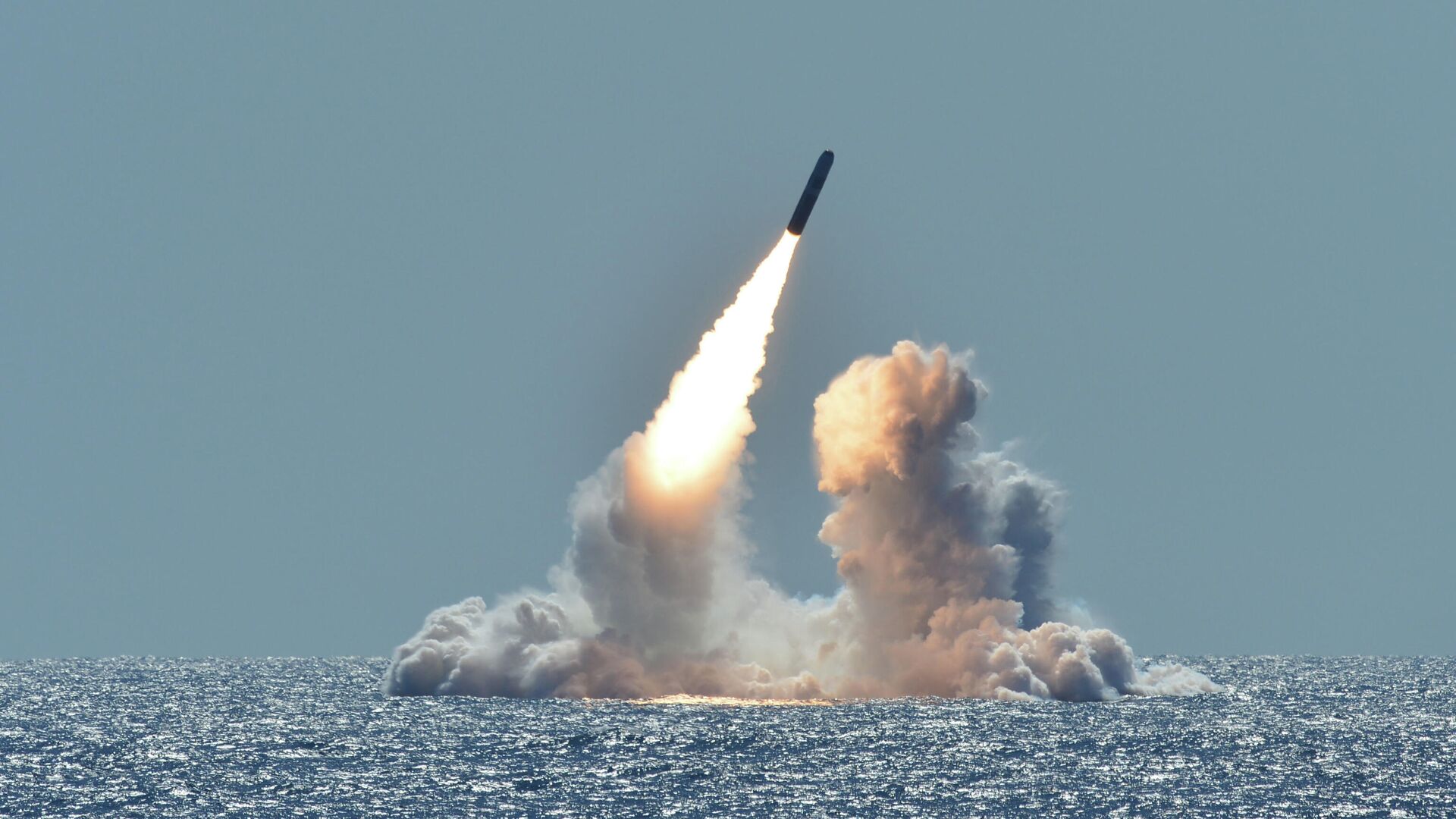 Испытательный запуск ракеты Trident II D5 с подводной лодки Небраска у побережья Калифорнии. Архивное фото - РИА Новости, 1920, 19.07.2024