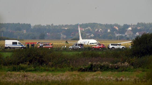 Самолет Airbus А-321 авиакомпании Уральские авиалинии после аварийной посадки в Жуковском