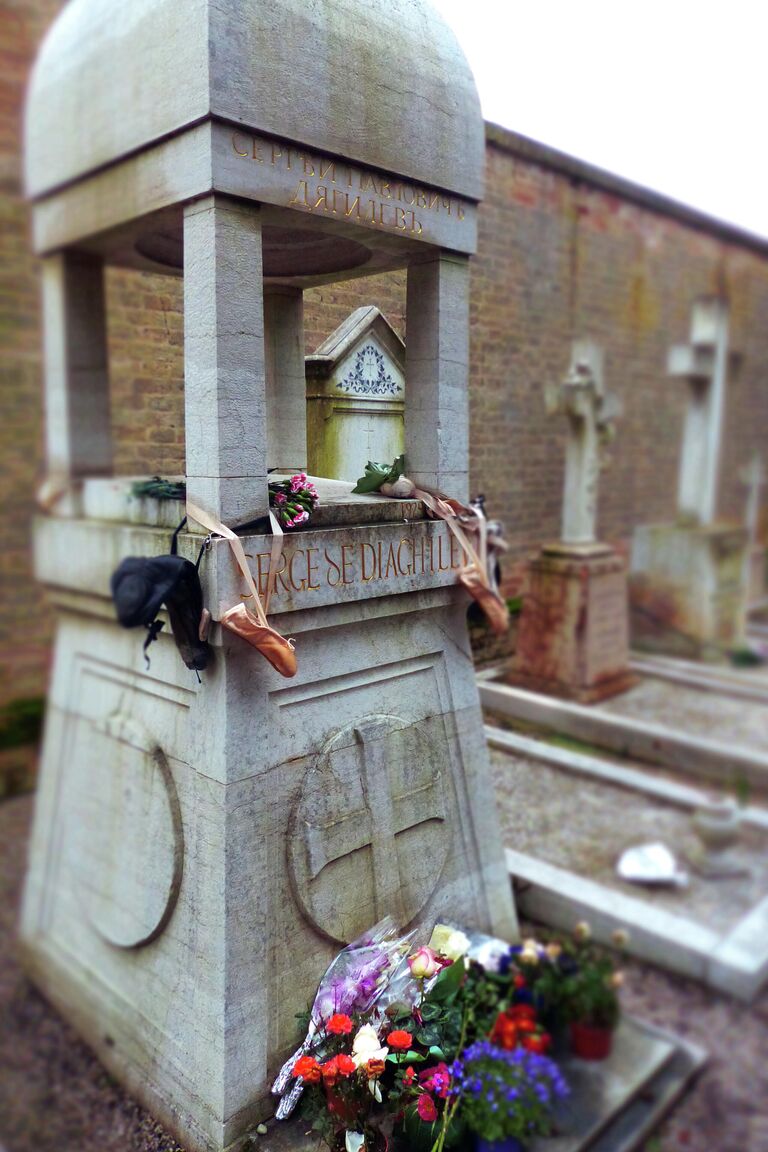 Памятник на могиле Сергея Дягилева на острове Сан-Микеле Памятник на могиле Сергея Дягилева на острове Сан-Микеле