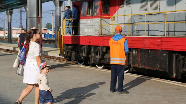 Пассажиры садятся в электричку, Донецк