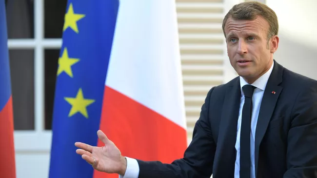 Президент Франции Эммануэль Макрон на встрече с президентом РФ Владимиром Путиным