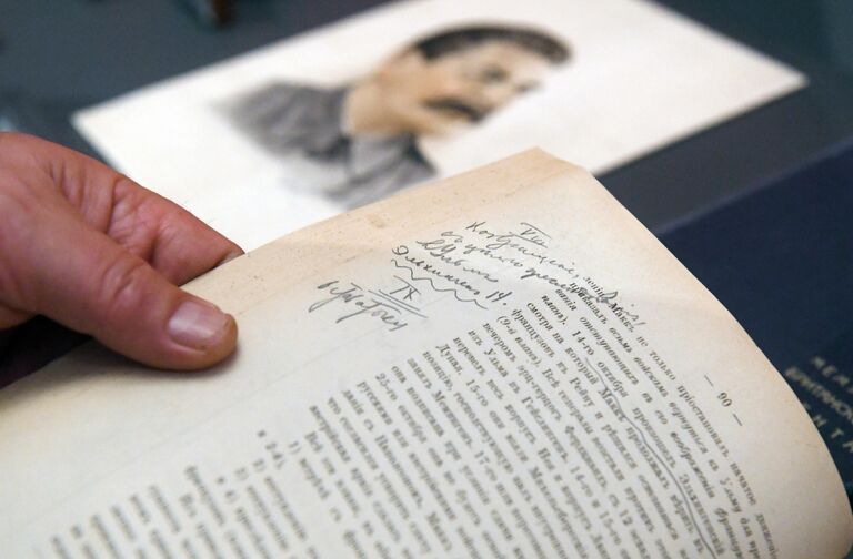 Сноски оставленные И. В. Сталиным на странице книги О войне Прусского военачальника, военного теоретика, историка Карла фон Клаузевица, которая представлена на открытии историко-документальной выставки 1939 год