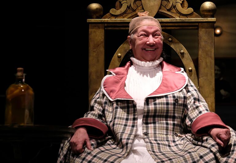 Таисия Михолап в роли королевы Анны Австрийской в сцене из спектакля Дюма по пьесе Ивана Охлобыстина Таисия Михолап в роли королевы Анны Австрийской в сцене из спектакля Дюма по пьесе Ивана Охлобыстина