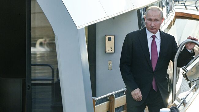 Президент РФ Владимир Путин на борту катера Култаранта-8 перед рабочим обедом с президентом Финляндии Саули Ниинистё