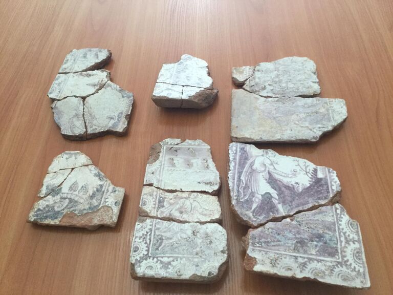 Фрагменты печных изразцов XVIII века, найденные в Москве