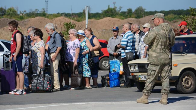 Очередь на КПП Еленовка между Украиной и ДНР