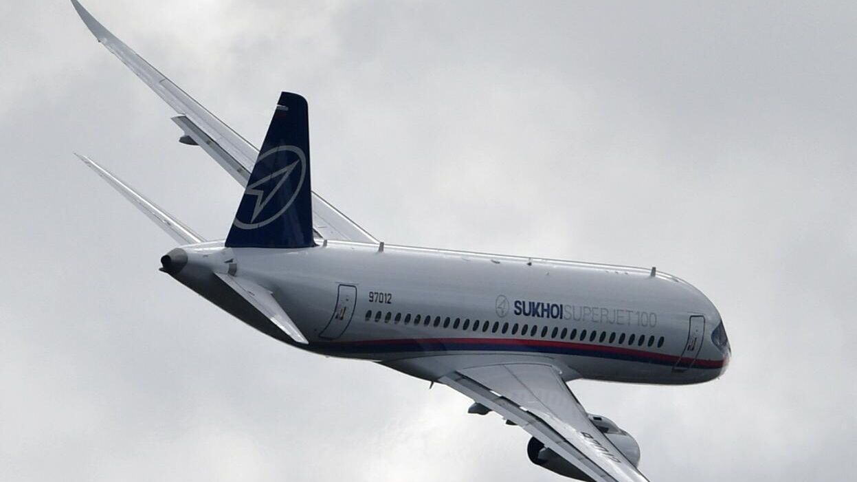 Самолет Sukhoi Superjet 100 выполняет демонстрационный полет на Международном авиационно-космическом салоне МАКС-2019 - РИА Новости, 1920, 09.03.2022