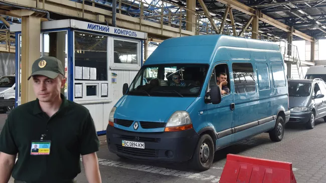 Автомобили на контрольно-пропускном пункте Краковец-Корчова на Украине