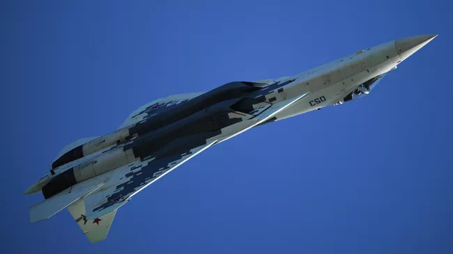 Российский многофункциональный истребитель пятого поколения Су-57 выполняет полет на Международном авиационно-космическом салоне МАКС-2019