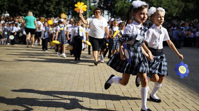 Первоклассники на торжественной линейке в День знаний, проходящей в новом филиале средней общеобразовательной школы № 11 в Краснодаре