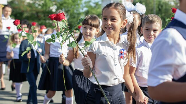 Первоклассники школы-лицея №3 имени А. С. Макаренко в Симферополе на линейке в честь начала учебного года