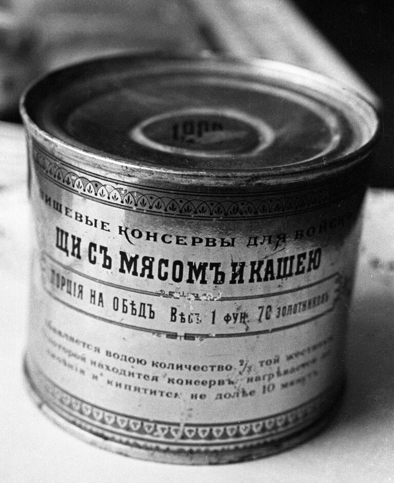 Консервы, оставленные одной из русских экспедиций на побережье Ледовитого океана в 1900 году