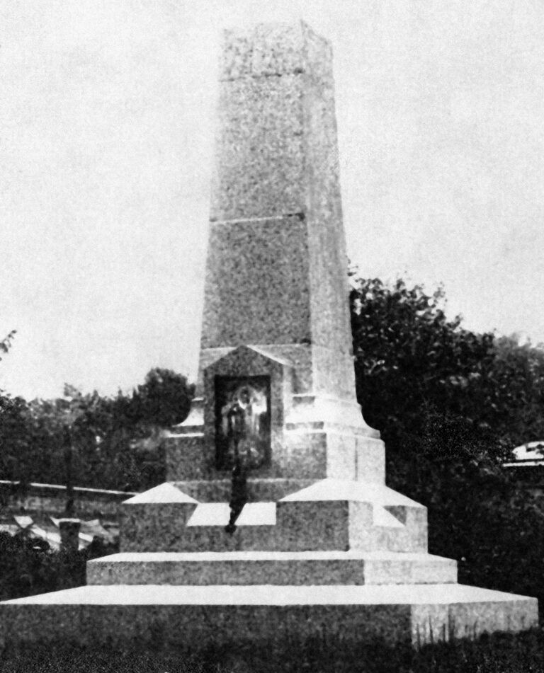 Памятник-обелиск погибшим при взрыве на даче Петра Столыпина