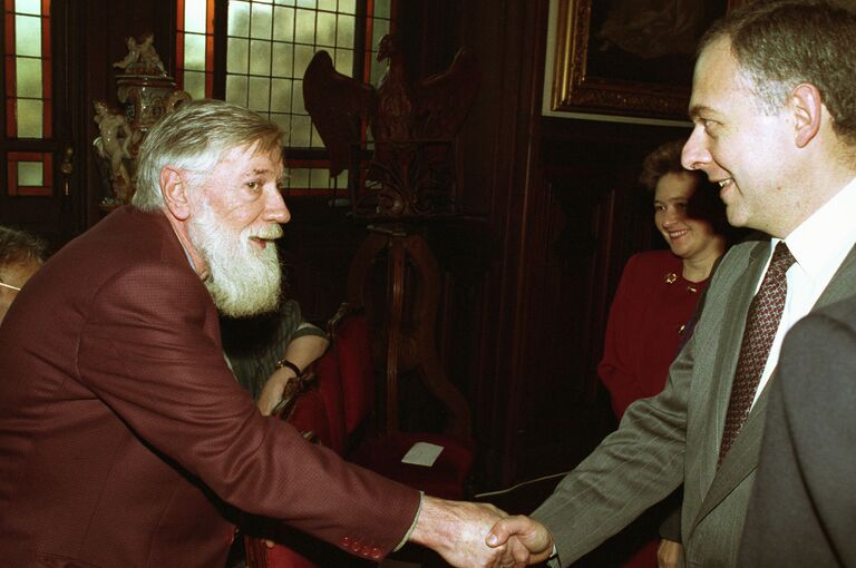 Министр иностранных дел России Андрей Козырев (справа) беседует с писателем. профессором литературы Андреем Синявским (слева).