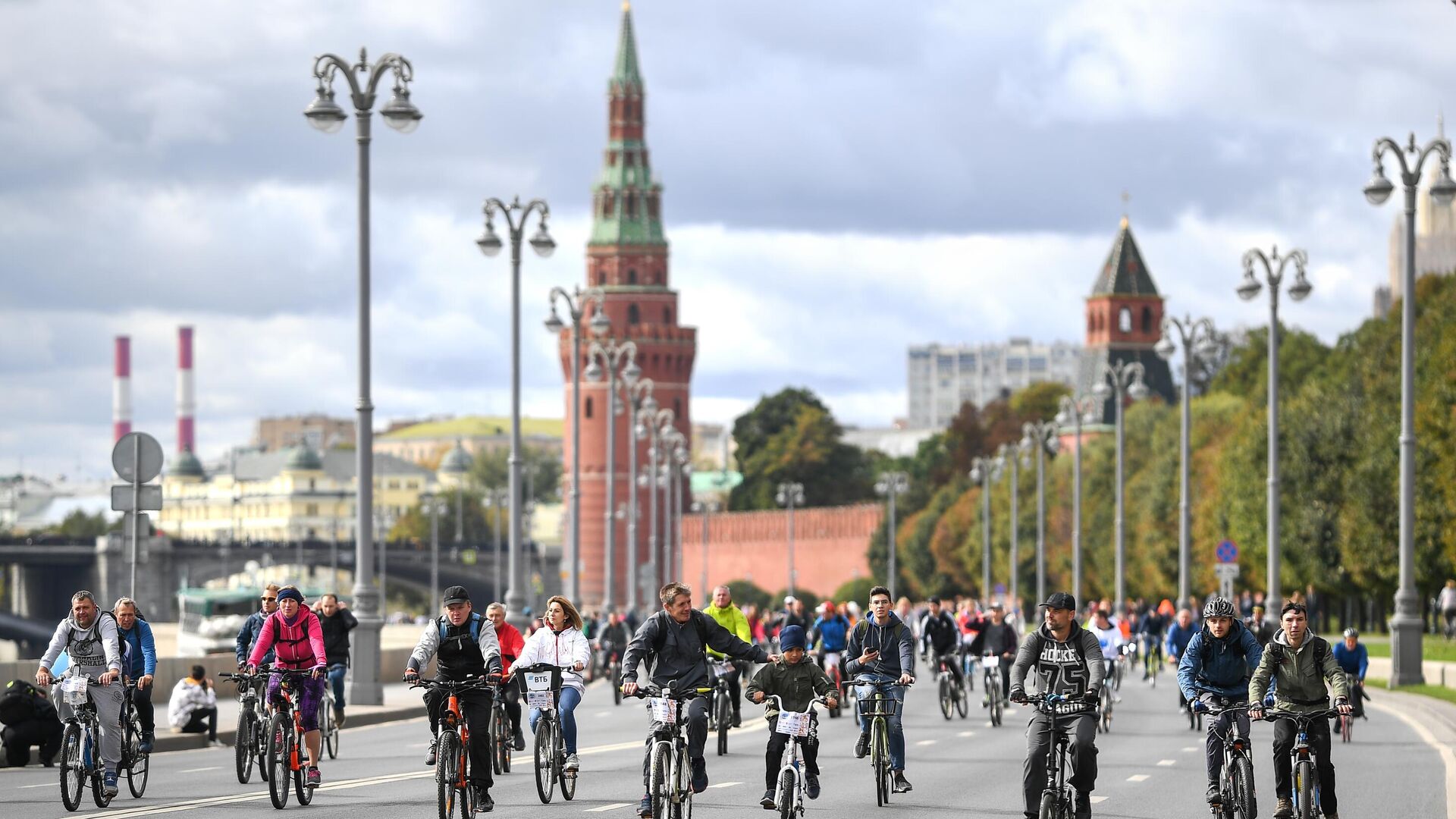 Участники Московского осеннего велофестиваля во время велосипедной прогулки по Москве. 15 сентября 2019 - РИА Новости, 1920, 18.10.2024