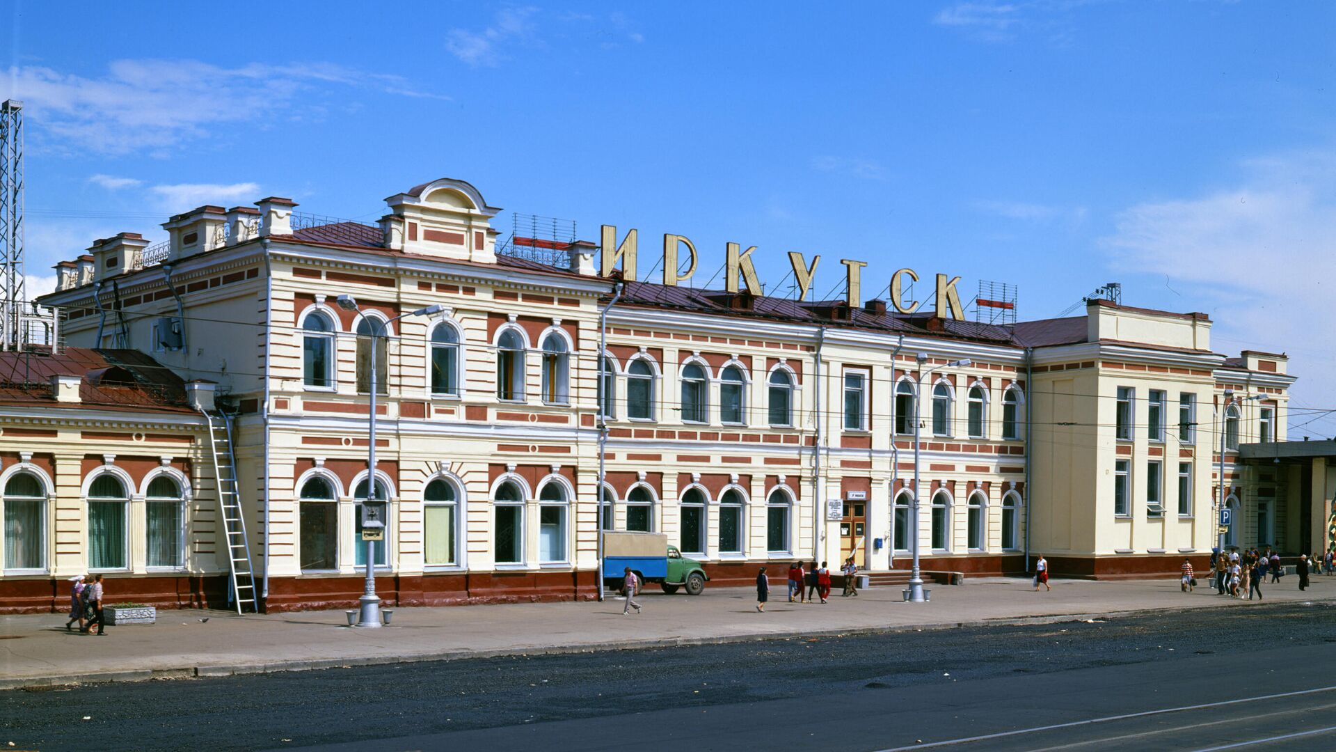 Здание железнодорожного вокзала в городе Иркутске - РИА Новости, 1920, 09.07.2021