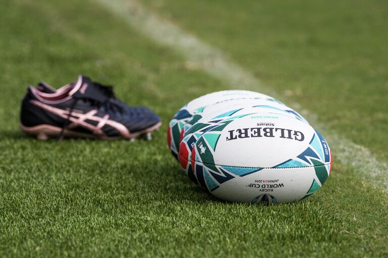 Бутсы и мячи для регби