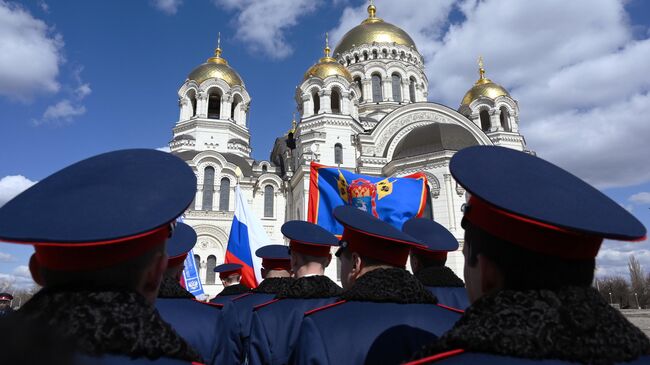 Призывники из числа казаков перед торжественным ритуалом напутствия и благословения у Патриаршего Вознесенского войскового всеказачьего собора в городе Новочеркасске. Архивное фото.