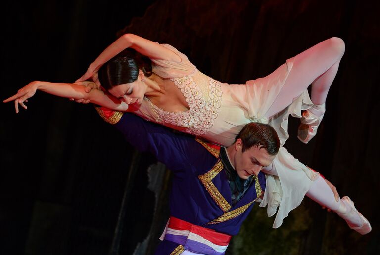 Артисты балета Максим Афанасьев в роли Наполеона и Олеся Дмитракова в роли Жозефины в сцене из балета Наполеон Бонапарт