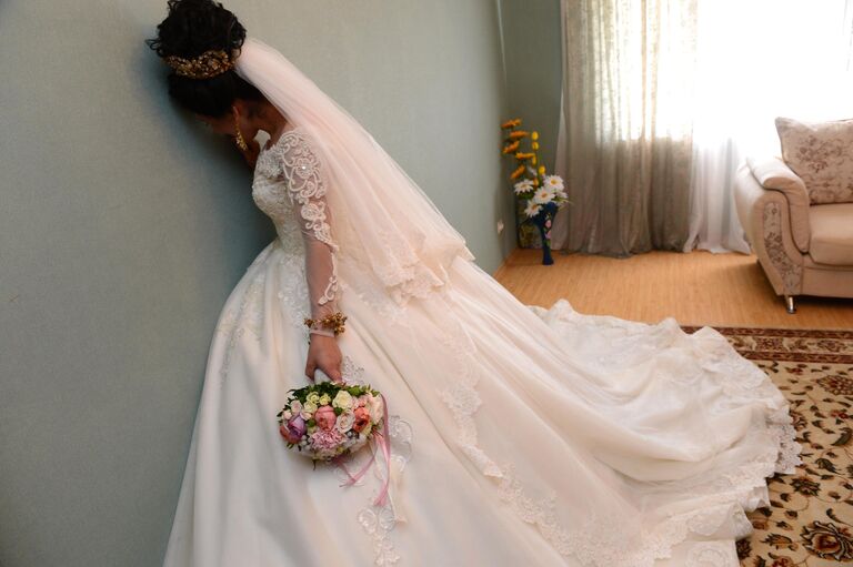 Невеста в ожидании жениха в своем родовом доме в селение Табасаран