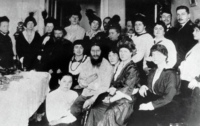 Григорий Распутин с группой придворных дам.