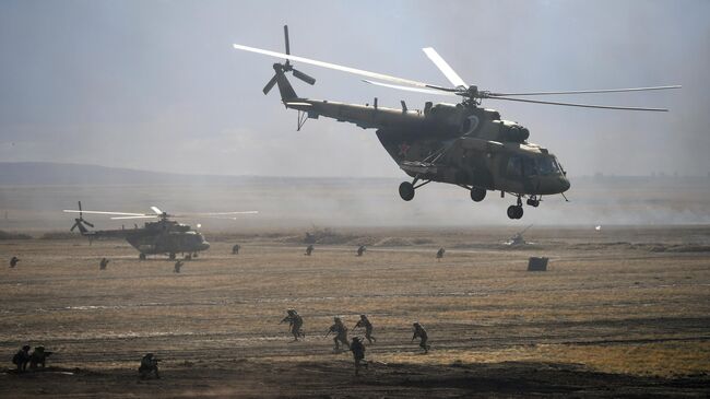 Вертолеты  Ми-8 во время основного этапа стратегического командно-штабного учения Центр-2019 на полигоне Донгуз