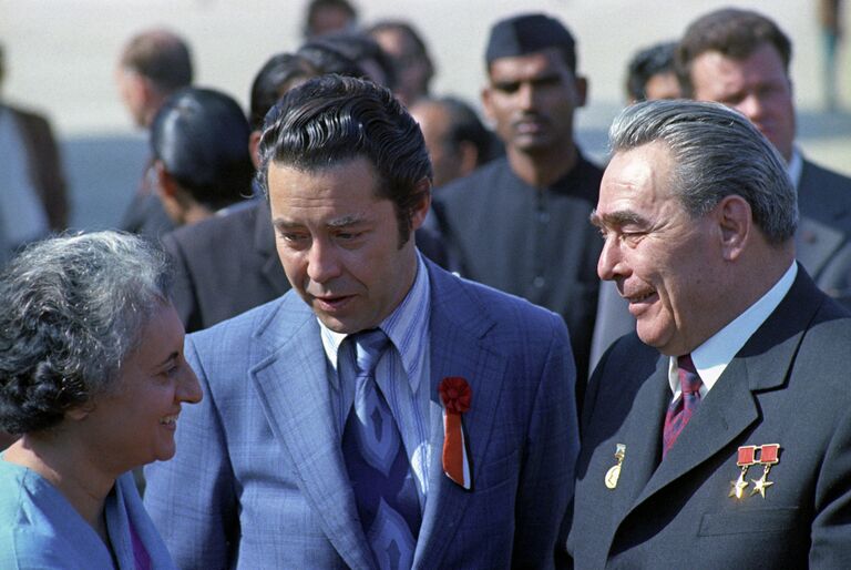 Премьер-министр Республики Индии Индира Ганди и Генеральный секретарь ЦК КПСС с переводчиком Виктором Суходревым на аэродроме Палам. 1974 год