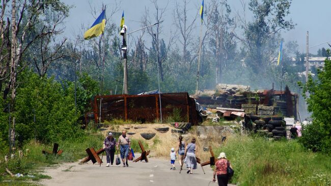 Местные жители в районе пропускного пункта Станица Луганская