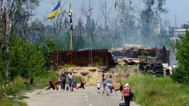 Местные жители в районе пропускного пункта Станица Луганская