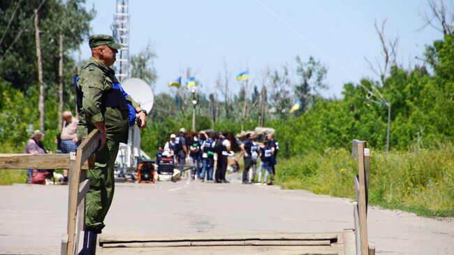 Военнослужащий ЛНР в районе пропускного пункта Станица Луганская