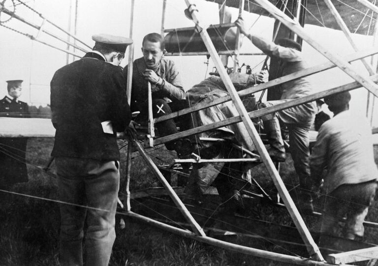 Авиатор Николай Попов (3 слева) во время подготовки к полету Авиатор Николай Попов (3 слева) во время подготовки к полету