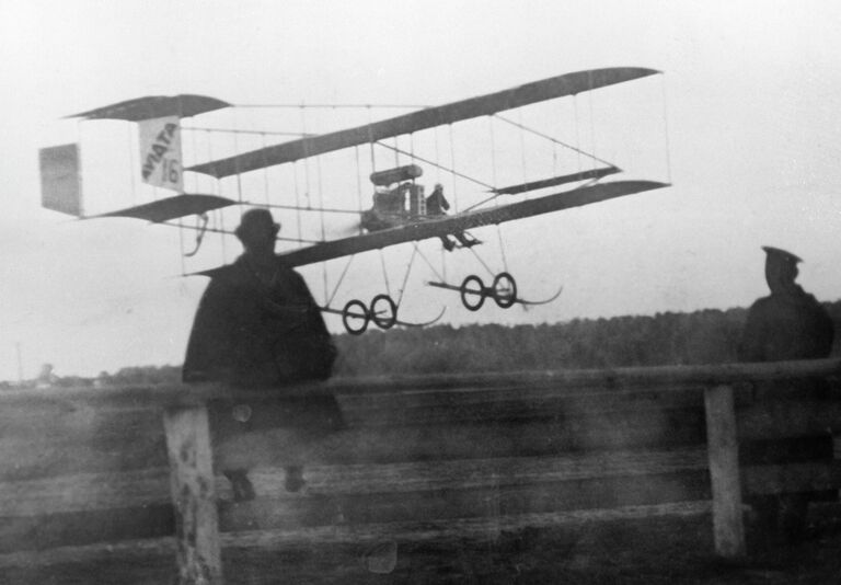 Аэроплан Фарман идет на посадку Аэроплан Фарман идет на посадку