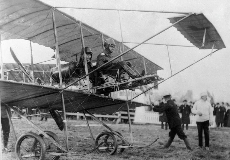 Пилот с пассажиром на самолете Фарман