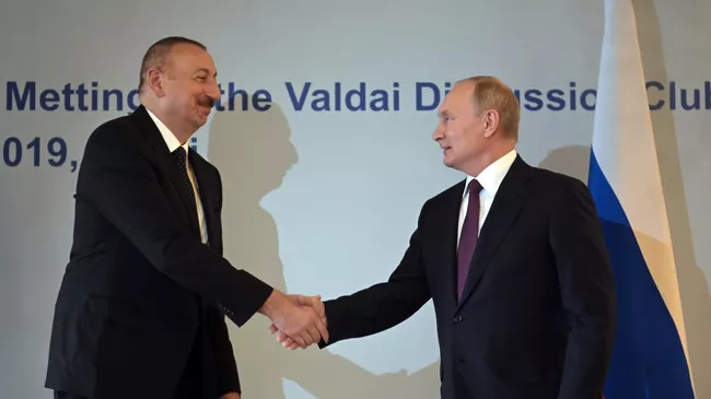 Владимир Путин и президент Азербайджана Ильхам Алиев во время встречи