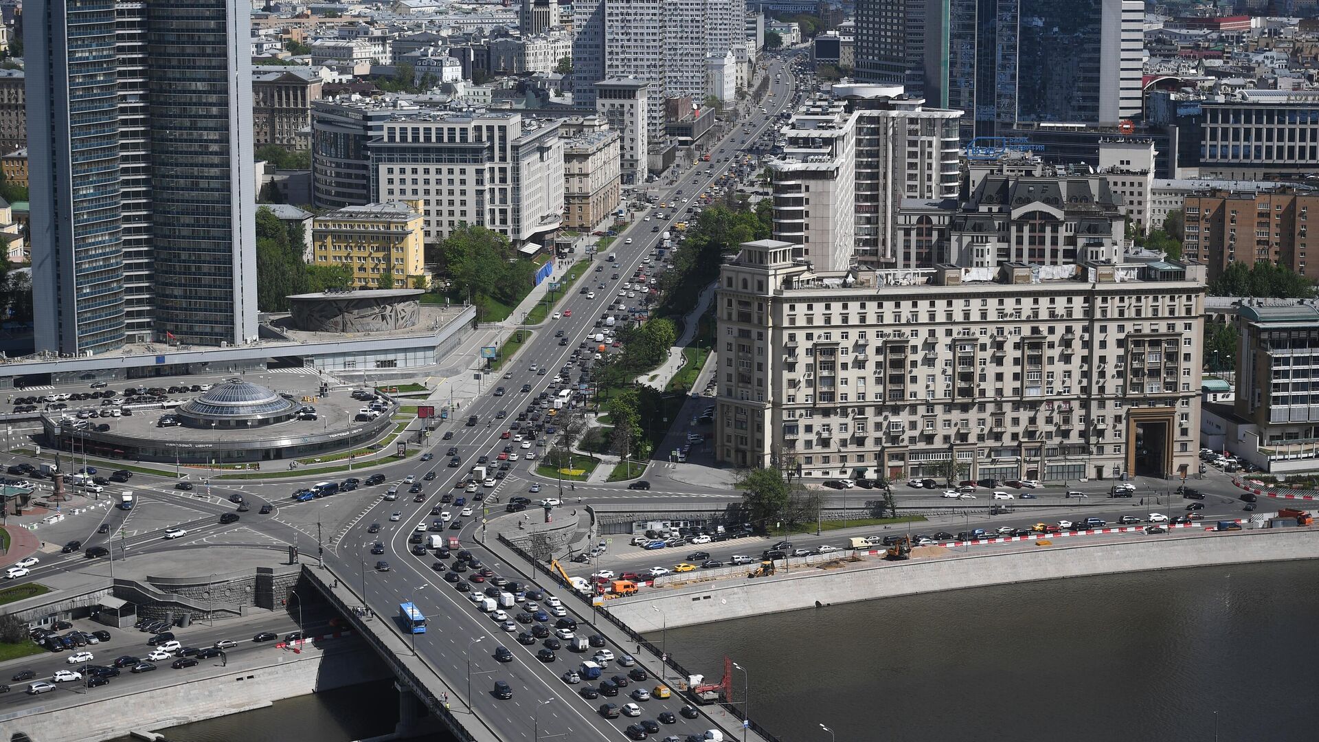 Автомобильное движение на Новом Арбате в Москве. Слева - здание Правительства Москвы - РИА Новости, 1920, 31.03.2023